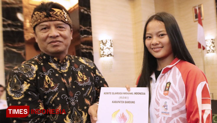 Bupati Bandung Dadang M. Naser memberi penghargaan para atlet dan pelatih asal Kabupaten Bandung yang berprestasi pada ajang Sea Games 2019 di Filipina beberapa waktu lalu. (FOTO: Iwa/TIMES Indonesia)