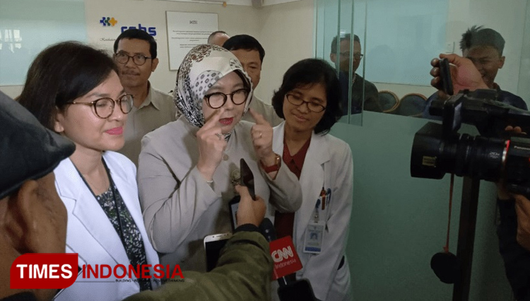 Direktur Utama Rumah Sakit Hasan Sadikin (RSHS) Bandung dr Nina Susana Dewi (berkudung) menggelar konferensi pers di RSHS Bandung, terkait dua pasien yang diisolasi akibat suspect virus Corona, Senin (27/1/2020). (foto: iwa/TIMES Indonesia)