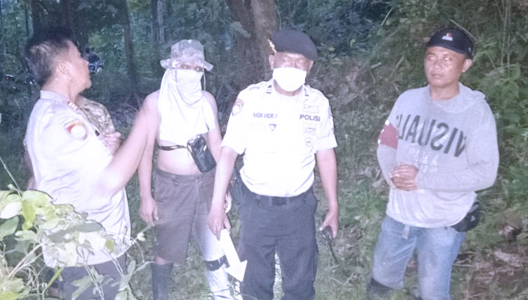 Pihak dari kepolisian saat melakukan penanganan mayat diduga remaja putri di salah hutan di Bondowoso (FOTO: Istimewa).