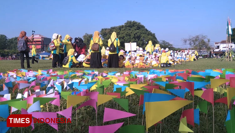 Anak-anak TK dan KB Aisyiyah Bustanul Athfal saat ikuti kegiatan jambore kreativitas anak di Lapangan Gulun Kota Madiun. (foto: Pamula Yohar C/TIMES Indonesia)