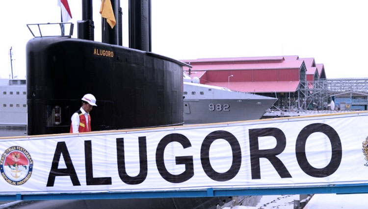 Presiden Joko Widodo melihat Kapal Selam Alugoro yang dirakit di galangan kapal PT PAL Surabaya. (FOTO: Setkab RI for TIMES Indonesia)