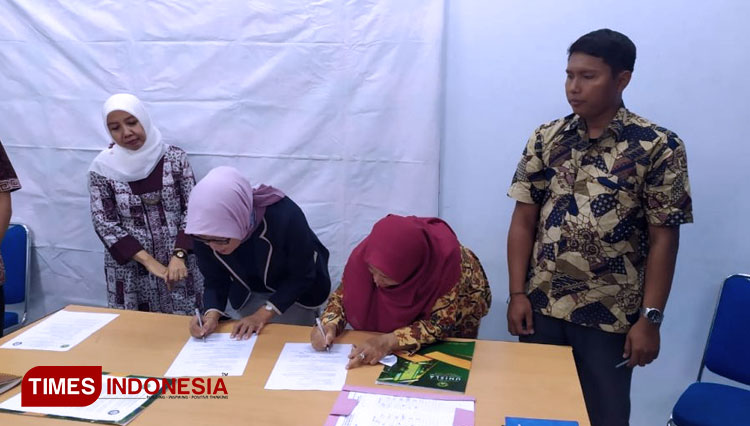 Proses penandatanganan MoU antara tim Jurnal Grouper Faperik Unisla dan tim Jurnal Saintek FPIK UNDIP,  Senin, (27/01/ 2020). (Foto: Rif’atul Machmudah/AJP TIMESIndonesia)