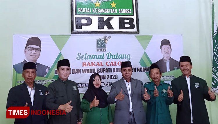 Panitia penjaringan DPC PKB Ngawi menerima berkas pendaftaran dair bakal calon bupati dan wabup Ngawi.  (Foto: Ardian Febri Tri Handoko /TIMESIndonesia) 