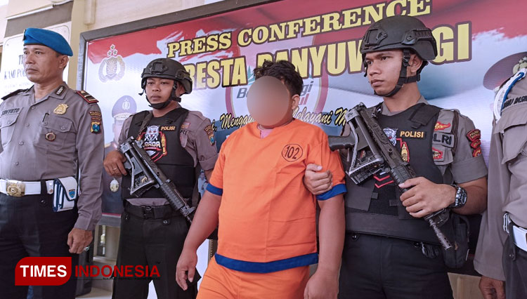 Tersangka kasus mayat terbakar ditangkap Kepolisian Polresta Banyuwangi. (Foto: Agung Sedana/TIMES Indonesia)