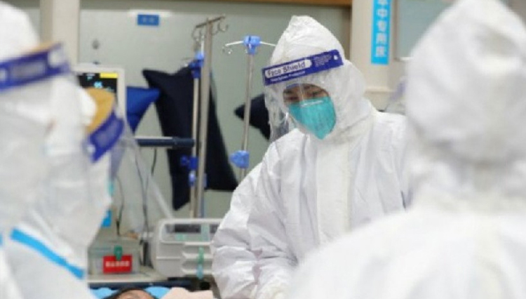 Petugas medis sedang melakukan perawatan terhadap pasien terjangkit Virus Corona, di Central Hospital di Wuhan, Tiongkok, (FOTO: ANTARA/Reuters/ama)