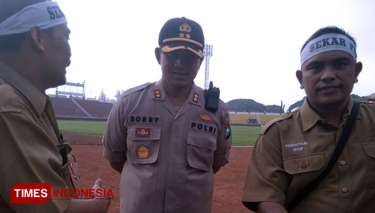 Kapolres Madiun Kota AKBP R. Bobby Aria Prakasa,.SIK (tengah), saat berkoordinasi dengan korlap perwakilan serikat pekerja. (foto: Pamula Yohar C/TIMES Indonesia)