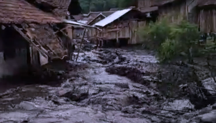 Banjir lumpur masuk pemukiman di Sempol, Bondowoso. (FOTO: screenshoot video).