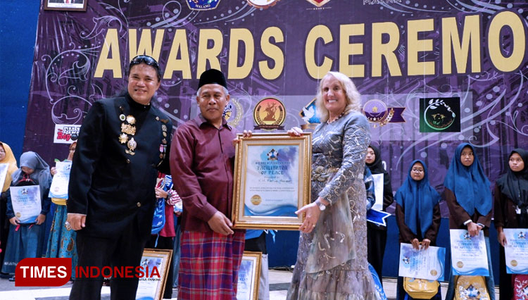 KH Marzuki Mustamar (tengah) saat menerima penghargaan sebagai Fasilitator Perdamaian Dunia dari Vision of Peace Awards. (FOTO: Naufal Ardiansyah/TIMES Indonesia)