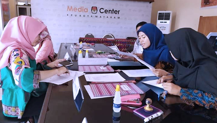 Suasana proses verifikasi berkas administrasi calon Panitia Pemilihan Kecamatan (PPK) untuk Pilkada Kota Mataram 2020.(FOTO: KPU Kota Mataram)