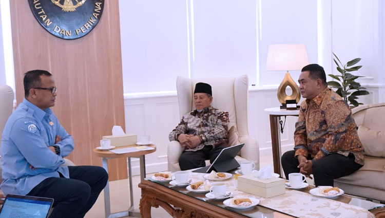 Suasana pertemuan Gubernur (batik kiri) dengan Menteri Edhy Prabowo (kanan). (foto: Istimewa)
