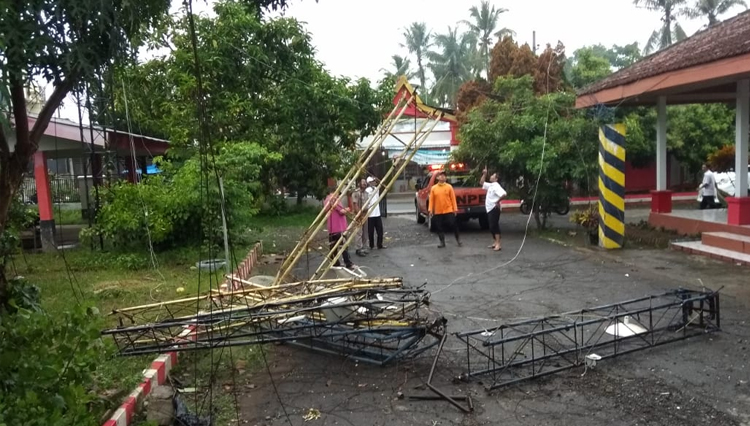 Tower Siak Dispendukcapil di Kecamatan Kademangan rusak akibat angin kencang yang disertai hujan lebat, Rabu (29/1/ 2020). (Foto: Istimewa) 