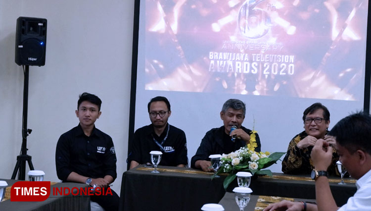 Direktur UBTV Dr. Riyanto, M. Hum (pegang mic) saat menjelaskan acara Brawijaya Television Awards 2020. (FOTO: Naufal Ardiansyah/TIMES Indonesia)