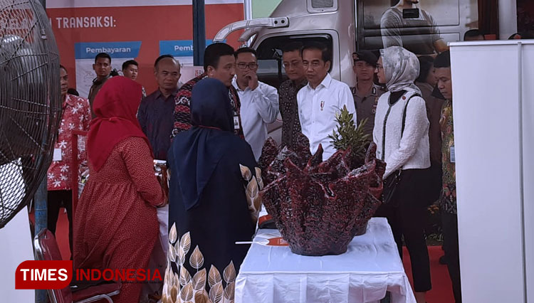 Presiden Jokowi meninjau UKM yang dimodali kredit dari pemerintah, saat penyerahan bantuan PKH di Lapang Rajawali, Kecamatan CImahi Tengah, Kota Cimahi, Rabu (29/1/20). iwa/TIMES Indonesia