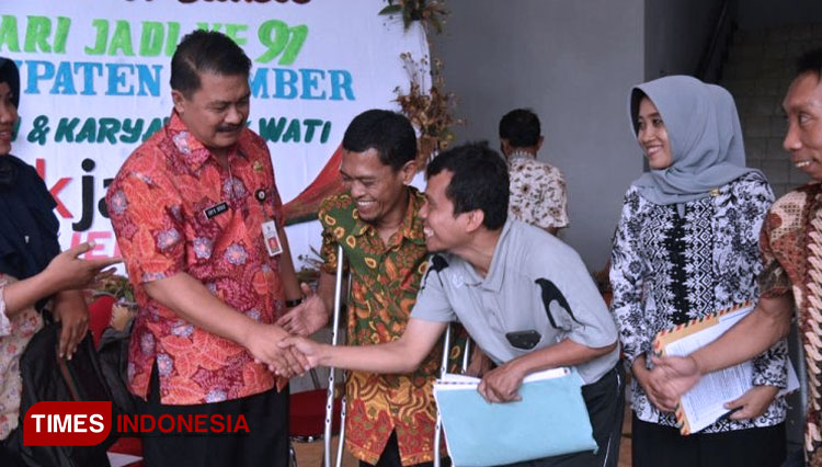Kepala Dinas Pendidikan Kabupaten Jember Edy Budi Susilo menyalami penerima beasiswa Pemkab Jember usai wawancara di Pendapa Wahyawibawagraha, Kamis (30/1/2020). (Foto: Dody Bayu Prasetyo/TIMES Indonesia)