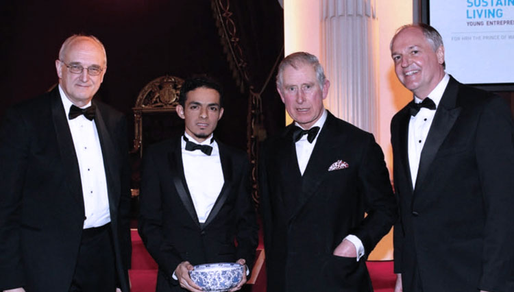 Dokter Gamal Albinsaid saat meraih penghargaan dari Kerajaan Inggris. (Foto: Istimewa) 