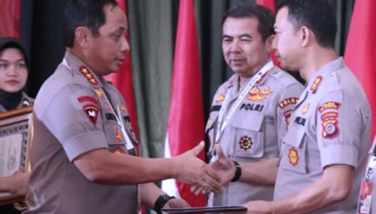 Kapolres Sleman AKBP Rizky Ferdiansyah SH SIK ketika menerima penghargaan dari Mabes Polri dalam rapat pimpinan Polri 2020 di Auditorium Gedung PTIK Kebayoran, Jakarta Selatan. (FOTO: Dok. Polres Sleman/TIMES Indonesia)