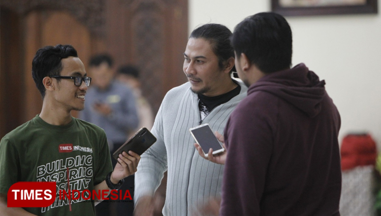 Wakabid Pora DPC PDI Perjuangan Kabupaten Malang, Abdul Qodir, saat diwawancarai awak media. (Foto: Ryan H/TIMES Indonesia)