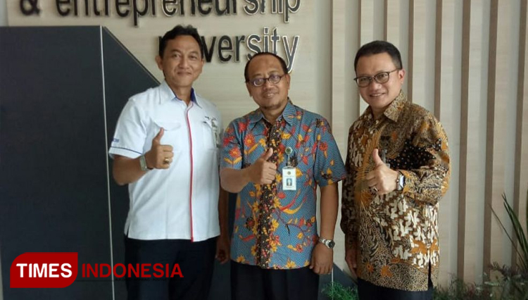 Rektor uwg (tengah) bersama kepala bank BTN Malang (kanan) dan kepala cabang bank BTN WIDYAGAMA