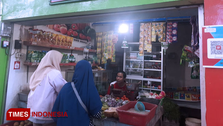 Pembeli di Pasar Oro Oro Dowo Malang. Pasar tradisional ini sudah menerapkan pembayaran nontunai melalui aplikasi Link Aja. (foto: Machmuda/TIMES Indonesia)