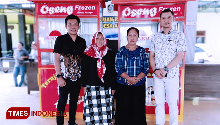 Teddy UT, owner Oseng Frozen (kiri) bersama Anton Sujarwo, Kades Aliyan, Kecamatan Rogojampi, Banyuwangi, saat menyerahkan stand kepada Asriyah dan Marsilah. (Foto : Syamsul Arifin/TIMES Indonesia)