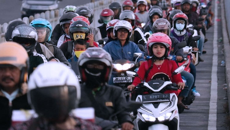 Ilustrasi pengendara sepeda motor. (FOTO: ANTARA FOTO/Didik Suhartono)