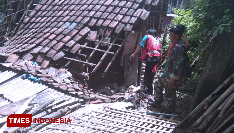 Petugas PMI Kabupaten Jember saat mengecek kondisi rumah ambruk di Kelurahan Sumbersari, Jember, Jumat (31/1/2020). (Foto: Humas PMI Jember for TIMES Indonesia)