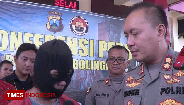 Pelaku Irfan Efendi, saat diintrogasi Kapolres Probolinggo, AKBP EddwiKurniyanto. (FOTO: Dicko W/TIMES Indonesia)
