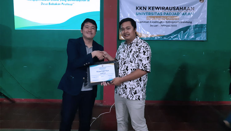 Anggota Komisi B DPRD Kabupaten Bandung Mochamad Luthfi Hafiyyan (kanan) menerima penghargaan usah jadi pembicara Seminar Kewirausahaan yang digelar mahasiswa Universitas Padjajaran (Unpad) Bandung.