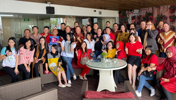Anggota Komunitas Surabaya Frienship Club berfoto bersama usai mengikuti seminar Be a Leader of Transformation di Hotel Swis-Bell, Manyar, Surabaya, Sabtu (1/2/2020). (Foto : Istimewa) 