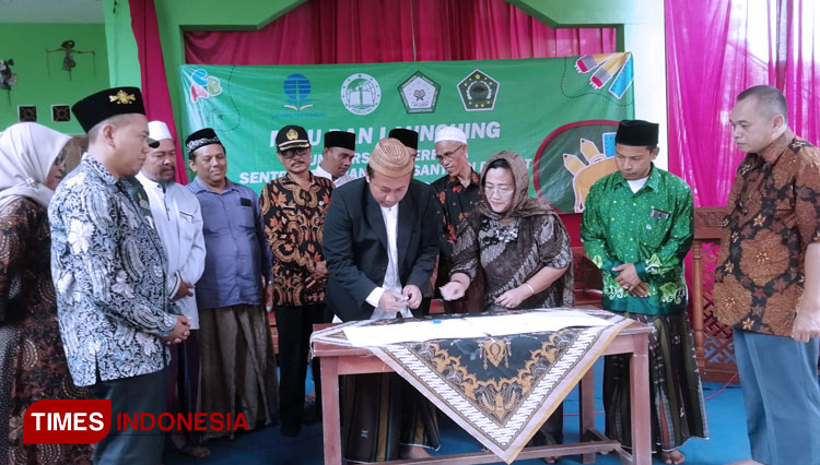 Penandatanganan kerjasama antara UT Malang dengan Pesantren Rakyat Al-Amin. (Foto: Binar Gumilang/TIMES Indonesia)