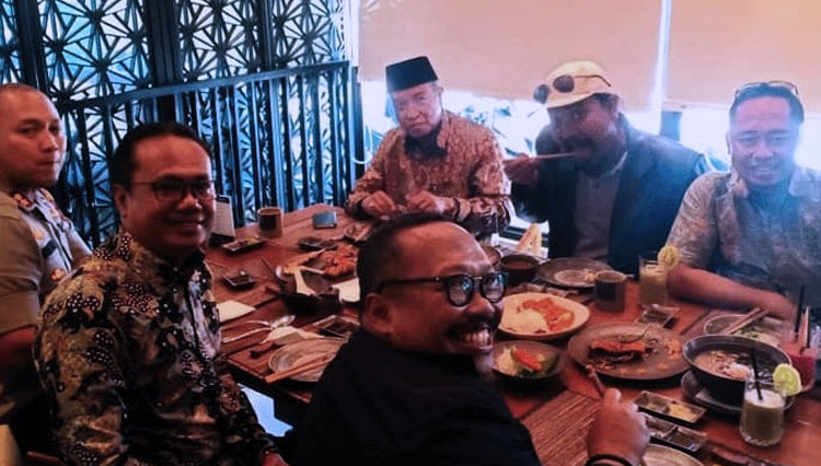 Bacalon bupati Tuban, Adi Widodo (kanan berbaju batik kerah lengan pendek) saat berdiskusi santai sambil santap makan siang dengan Ketua Umum PBNU, KH Said Aqil Siradj (peci hitam batik kerah lengan panjang) di sebuah restoran di Jakarta. (FOTO: Istimewa)