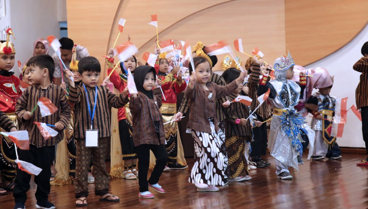 Omah Bocah Annafi Malang Introduced Their Students to the Local Traditional Game