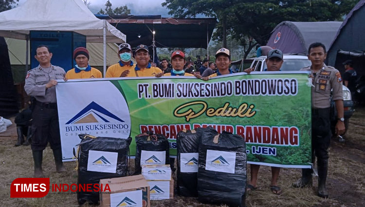 Penyaluran bantuan bencana banjir bandang di Bondowoso oleh PT Bumi Suksesindo (PT BSI). (Foto: Agung Sedana/TIMES Indonesia)