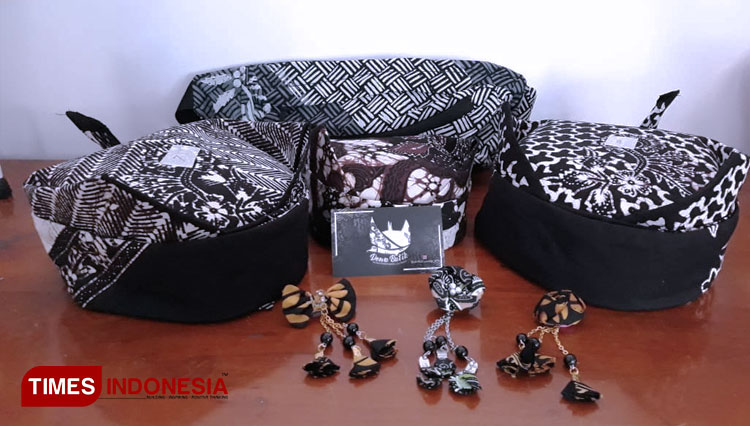 Owner-Dewa-Batik--2.jpg