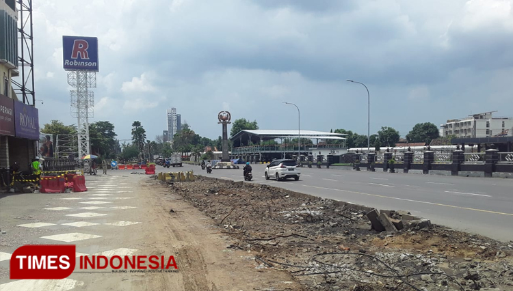 Suasana perlintasan sebidang di depan Stasiun Purwosari kemarin (3/2/2020). (MUHAMAD SHIDIQ/Times Indonesia)
