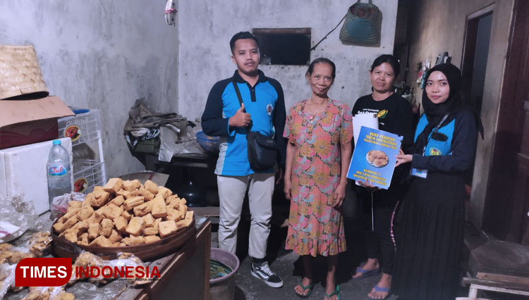 Aktivitas mahasiswa KKN Bina Komunitas UNIPMA mendampingi paguyuban usaha tahu goreng di Kelurahan Banjarejo, Kecamatan Taman, Kota Madiun. (FOTO: KKN UNIPMA/TIMESIndonesia)