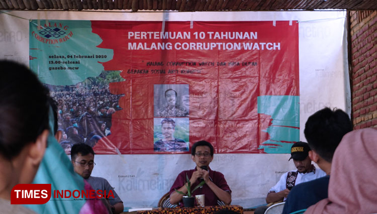 Pembina MCW, Lutfi J Kurniawan saat berdiskusi dengan warga Malang, Selasa (04/2/2020). (foto: Benaya/TIMES Indonesia)