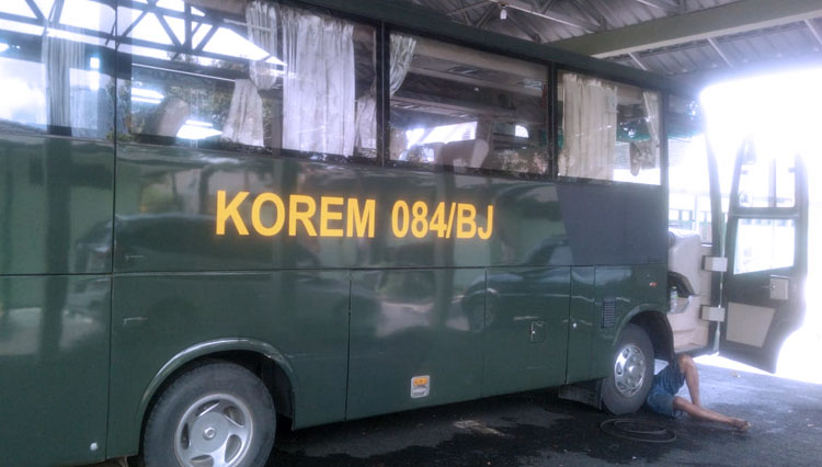 Servis berkala unit kendaraan dinas Korem 084/Bhaskara Jaya, Rabu (5/2/2020).(Foto : Istimewa)