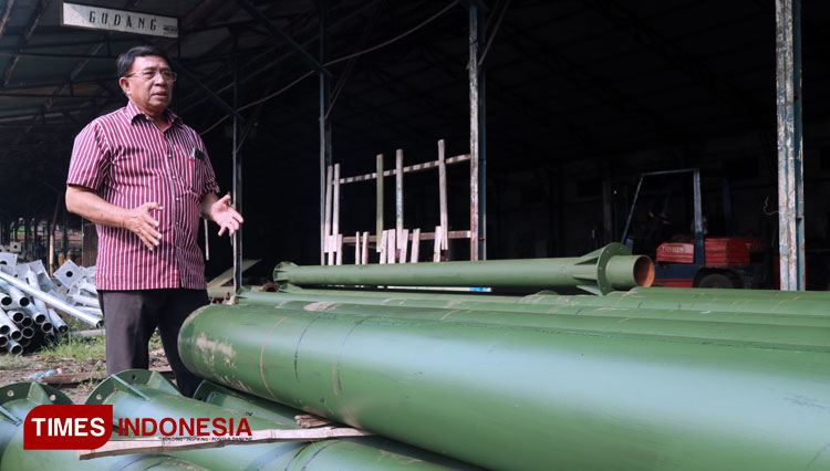 Haji Masnuh, pemilik pabrik industri logam Masrur & Son menunjukkan produksi beton tiang penyangga yang akan dikirim ke Bali, Rabu (5/2/2020).(Foto : Lely Yuana/TIMES Indonesia) 