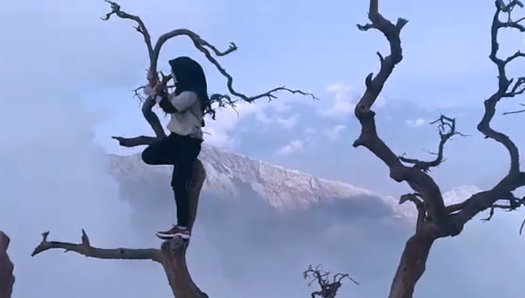 Tangkapan layar video perempuan panjat pohon diatas jurang Kawah Ijen. (Foto: Istimewa)