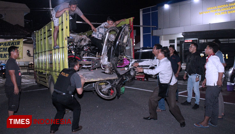 Sebanyak 77 unit sepeda motor yang diduga hasil kejahatan diamankan di Mapolres Bangkalan. (FOTO: Doni Heriyanto/TIMES Indonesia)
