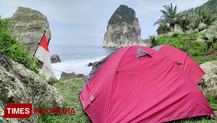 Area Pantai Pangasan cocok untuk berkemah karena pemandangannya indah dan alami. (Foto: Wahyu Deni S/TIMESIndonesia)