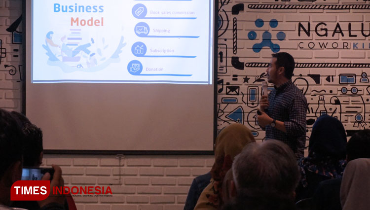 Salah satu founder sedang mempresentasikan aplikasi miliknya, Rabu (05/2/2020). (foto: Benaya/TIMES Indonesia)