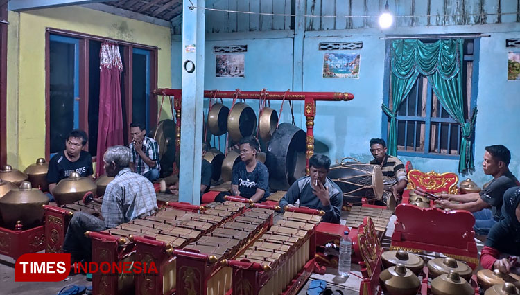 Warga Dusun Jomblang Betek sedang berlatih karawitan di salah satu rumah warga. (Foto: Pamula Yohar C/TIMES Indonesia)