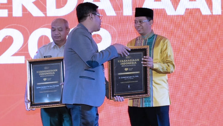 Gubernur NTB Zulkieflimansyah saat menerima langsung penghargaan sebagai Tokoh Pemberdayaan dari Rumah Zakat. (FOTO: Humas Pemprov NTB)