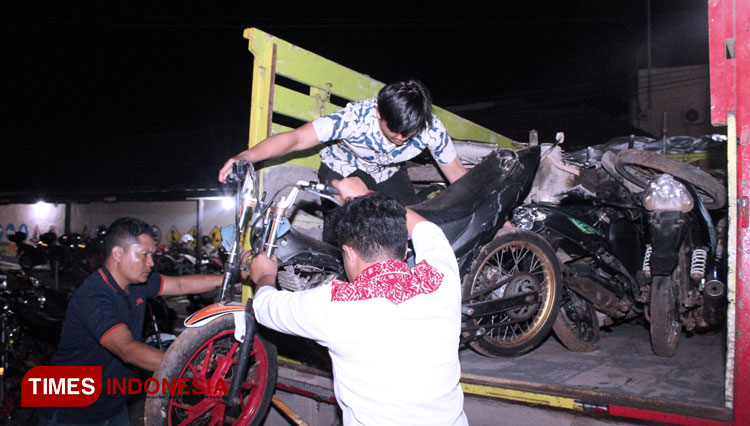Anggota Satreskrim Polres Bangkalan menurunkan sepeda motor hasil curian yang diamankan dari wilayah Kecamatan Tanjung Bumi beberapa waktu lalu. (FOTO: Doni Heriyanto/TIMES Indonesia)