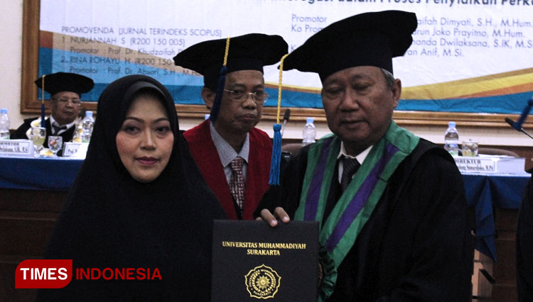 Penyerahan ijazah kelulusan bagi Sri Waljinah Purwadi dari Rektor UMS, Prof. Dr. Sofyan Anif, M.S.i. (foto: Muhamad Shidiq/Times Indonesia)