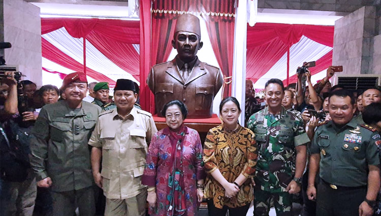 Presiden ke-RI Megawati Soekarnoputri,l diapit Ketua DPR RI Puan Maharani dan Prabowo Subianto di kompleks Akmil Magelang, Jawa Tangah. (FOTO: PDI Perjuangan for TIMES Indonesia)