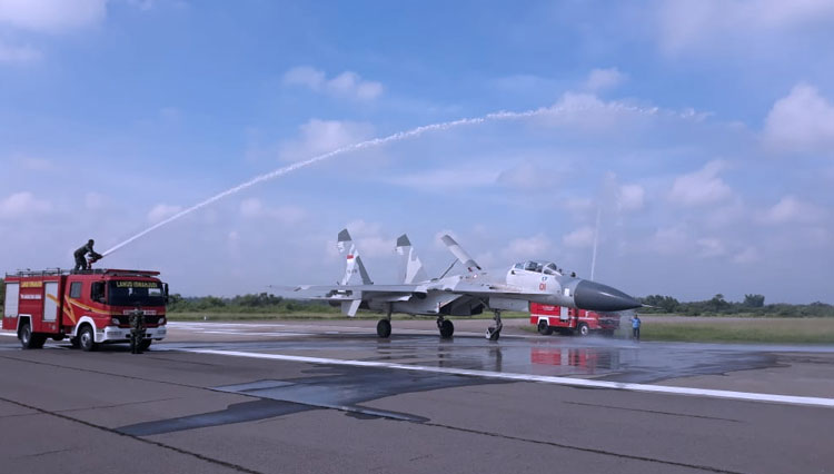 Pesawat Sukhoi saat disambut dengan penghormatan khusus, berupa tradisi Water Salute di Lanud Iswahjudi. (Foto: Penlanud Iswahjudi for TIMES Indonesia)