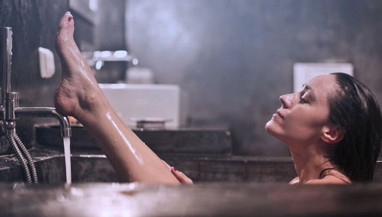 ILUSTRASI - Mandi Malam. (FOTO: pexels.com/bruce mars)